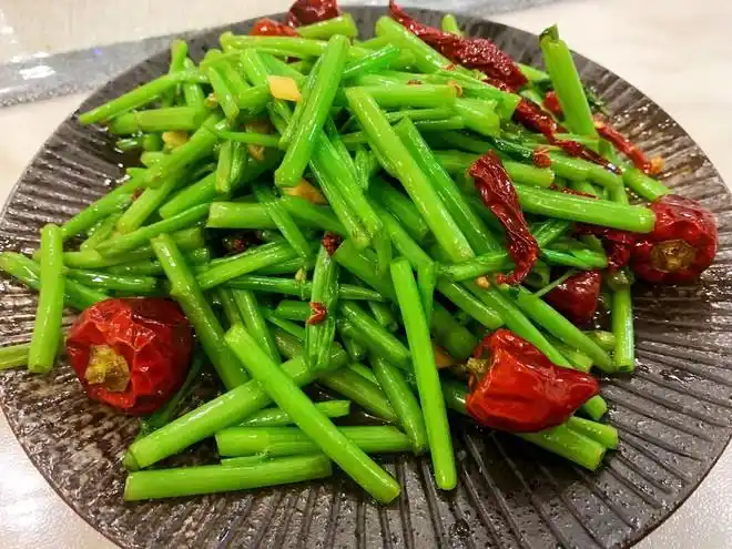 炝炒空心菜(简单开胃)的做法