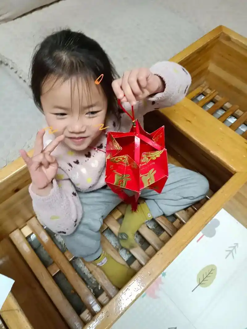 手工灯笼制作完成