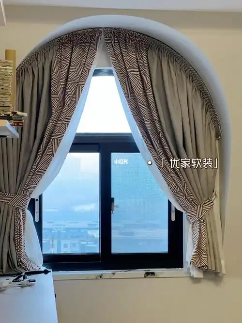 凡尔赛公馆 顶楼 弧形窗户 窗帘