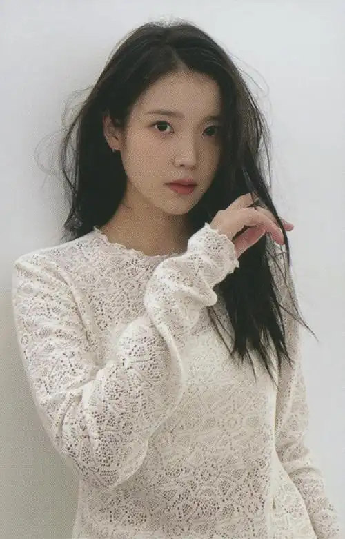 李知恩超话7015#justforiu#231005 iu媒体艺术展官方周边高清扫图