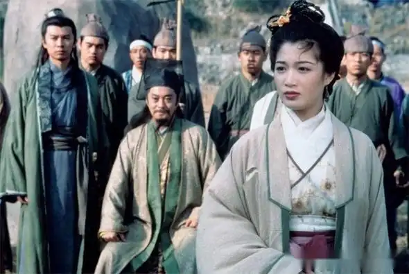 岳灵珊和最初的她完全像是两个人,在比武场上,她被岳不群打了一巴掌