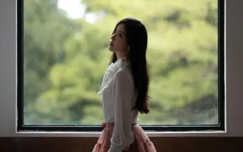 王艺瑾甜美粉裙桌面壁纸