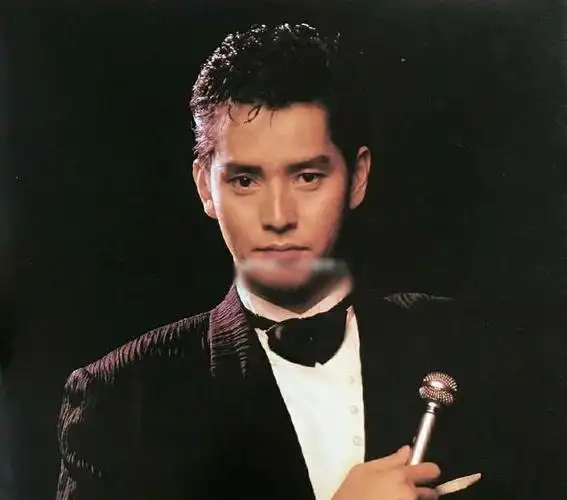 谭咏麟是香港流行乐坛的代表性人物,其唱歌才华鼎盛时期的成就令人