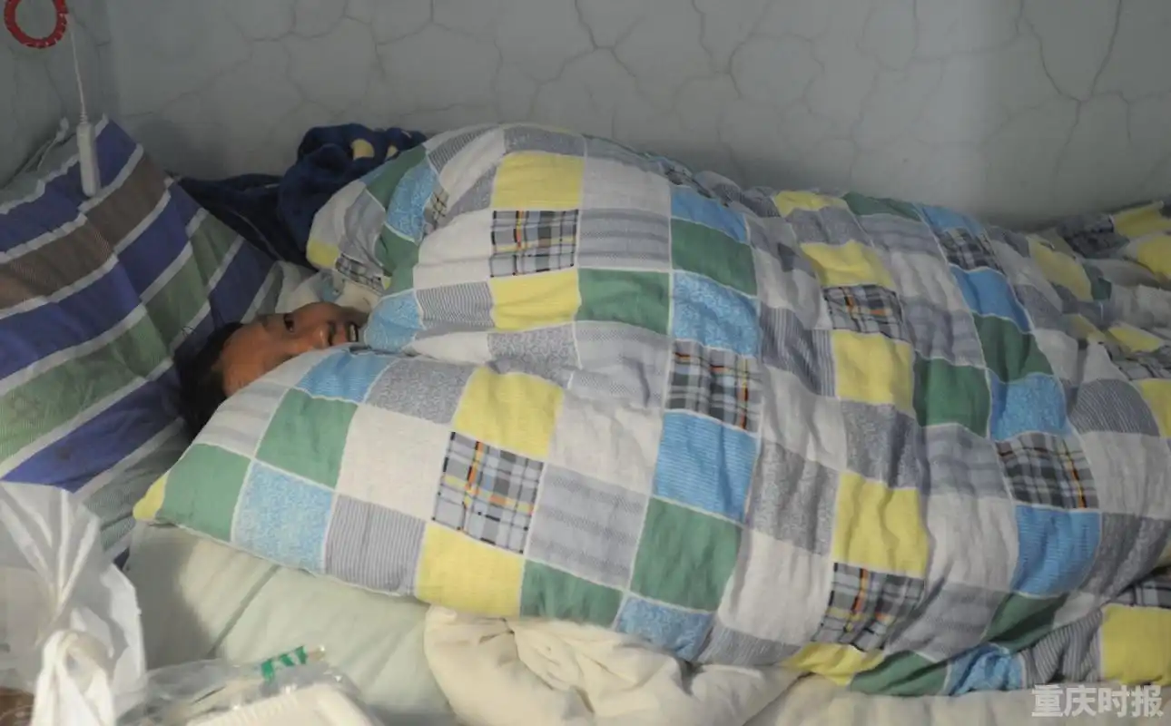 四川女子三伏天穿棉衣睡觉盖两床大棉被