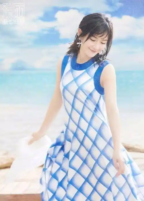 39岁谢娜登杂志,海边造型太惹眼,美回18岁少女!_服装_时候_感觉