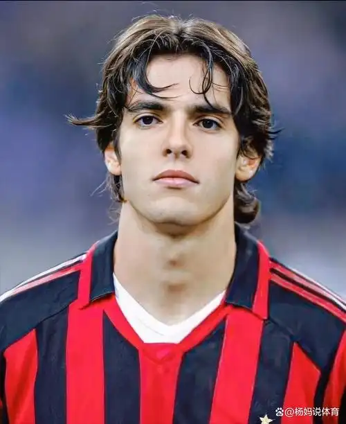 卡卡不仅长相出众,更是一位技术精湛的足球运动员.