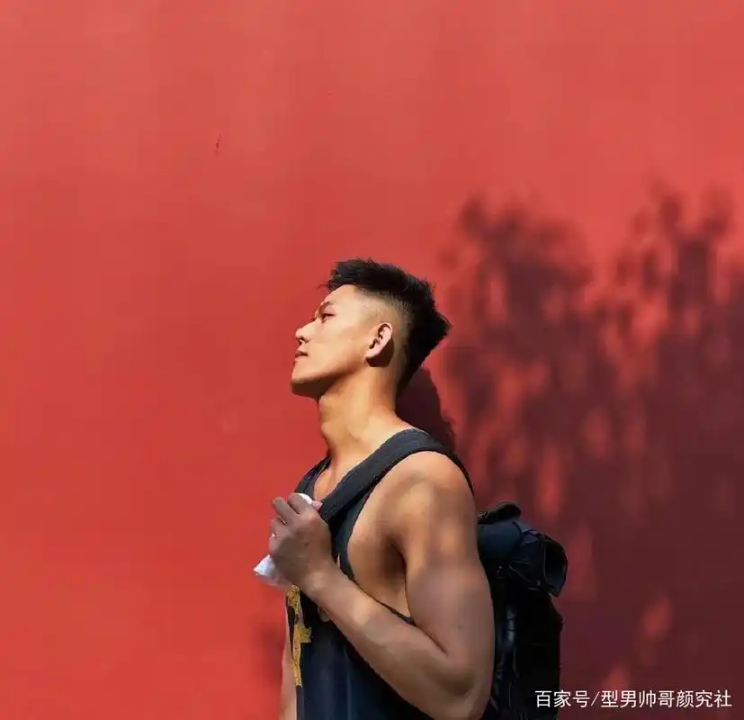 最近很火的短发黑皮运动小哥,帅颜腹肌让人心动!