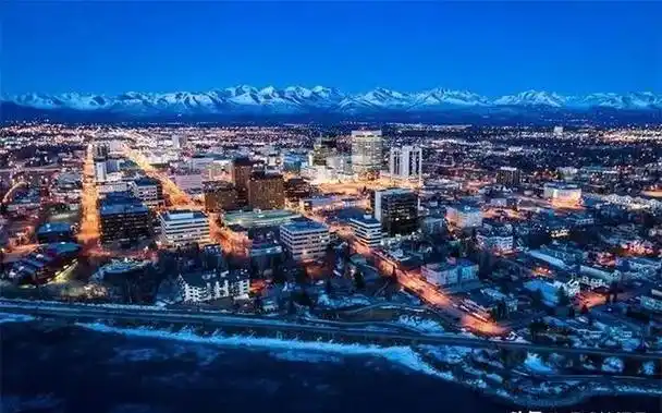 美国阿拉斯加州的首府,为什么建在交通不便的"飞地"?