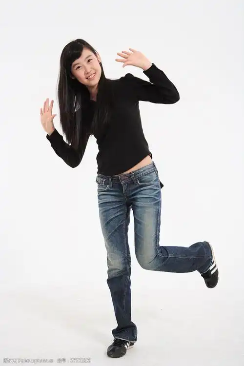 设计图库 高清素材 人物 关键词:双手张开单腿站立的苗条女孩图片图片
