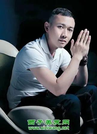 打理的略微短的男生圆寸盖头短发发型,凸显出成熟男士的魅力,是一款