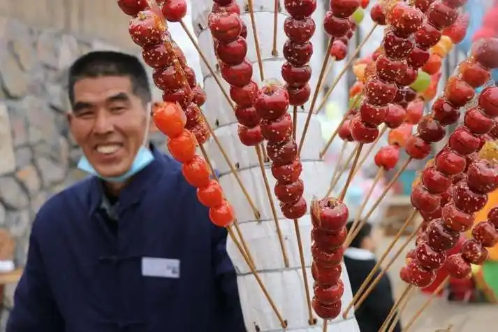 镜头里的乡村游走四方的冰糖葫芦手艺人