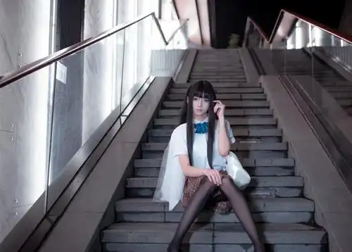 穿jk制服配"黑丝"的女装大佬,在空荡的街道,弥漫着危险的气息