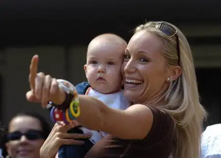 图文-[意甲]ac米兰0-1尤文 舍瓦娇妻爱子现场助威