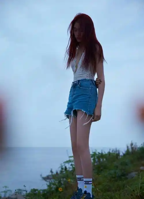 关晓彤晒24岁写真,真空上阵穿白色镂空深v吊带,大1岁更会撩人了