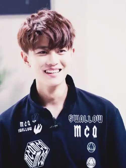 任嘉伦可爱笑容图一组