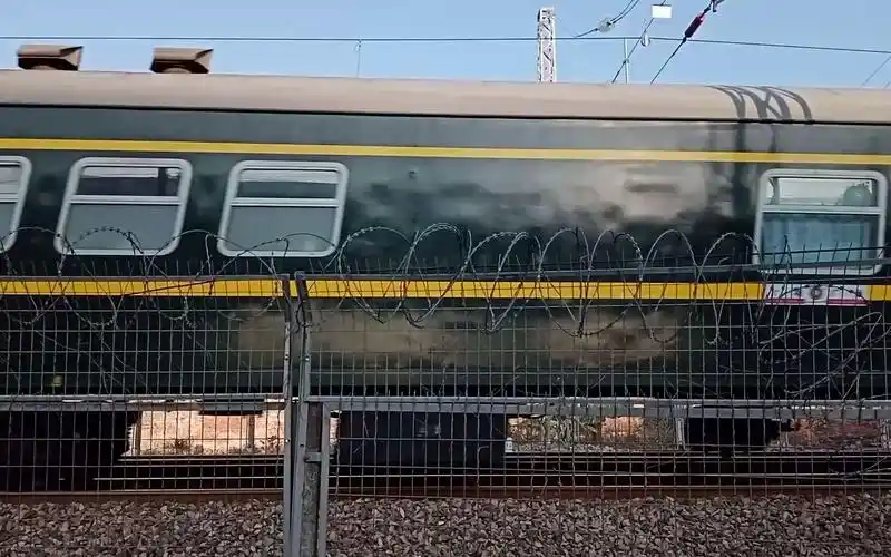 广铁广段的hxd1d型电力机车牵引k642次列车从广州北站附近通过