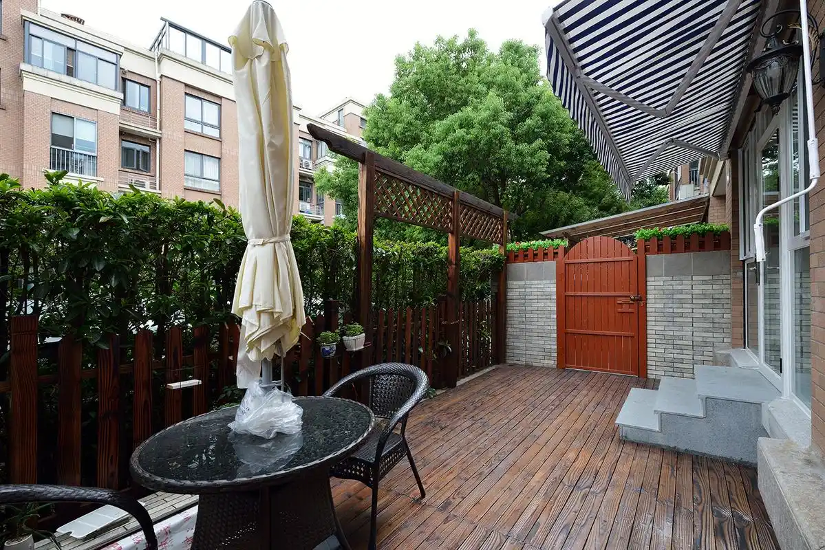 美式风格二居室露台装修效果图