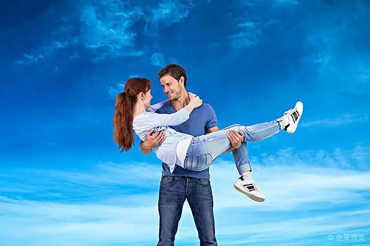 男人_举起_向上_女朋友_高清图片_全景视觉