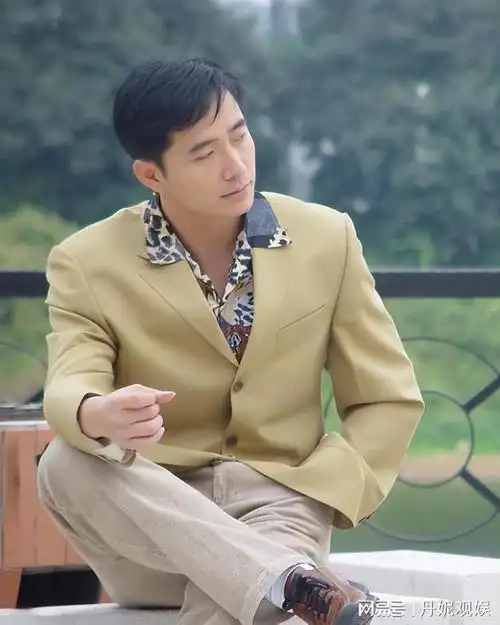 不要看如今的彭新智不修边幅当年的他帅到把胡歌都被比下去了