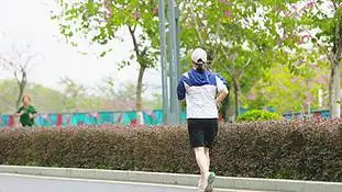 4k实拍女性背影健康跑步运动