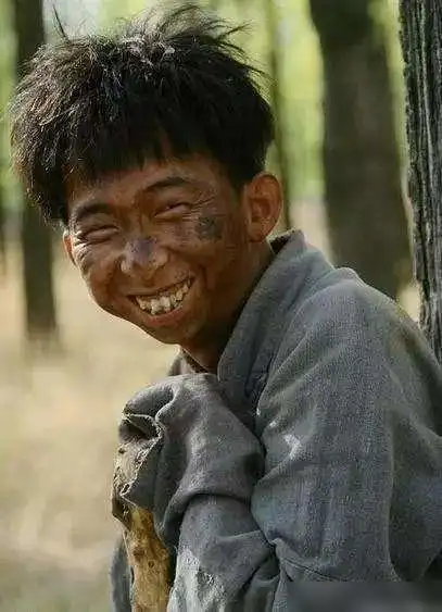 同是演乞丐,周星驰用手抓饭吃,刘德华睡大街,杨颖是来搞笑的?