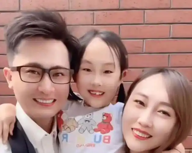 结婚的时候,杨帆考虑自己是公众人物,就一直没有公开妻子的信息.