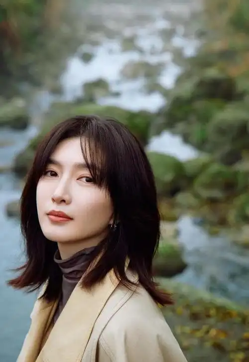 江疏影剪了新短发洋气10倍,穿卫衣 皮裤走机场,时髦减龄