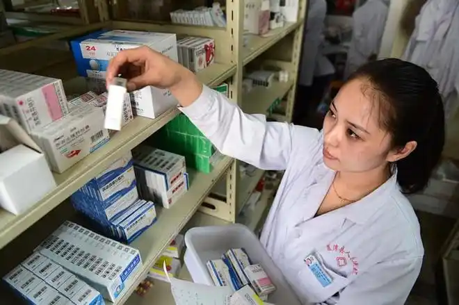 2016年4月7日,在山东夏津县人民医院,医护人员在药房为患者取药.