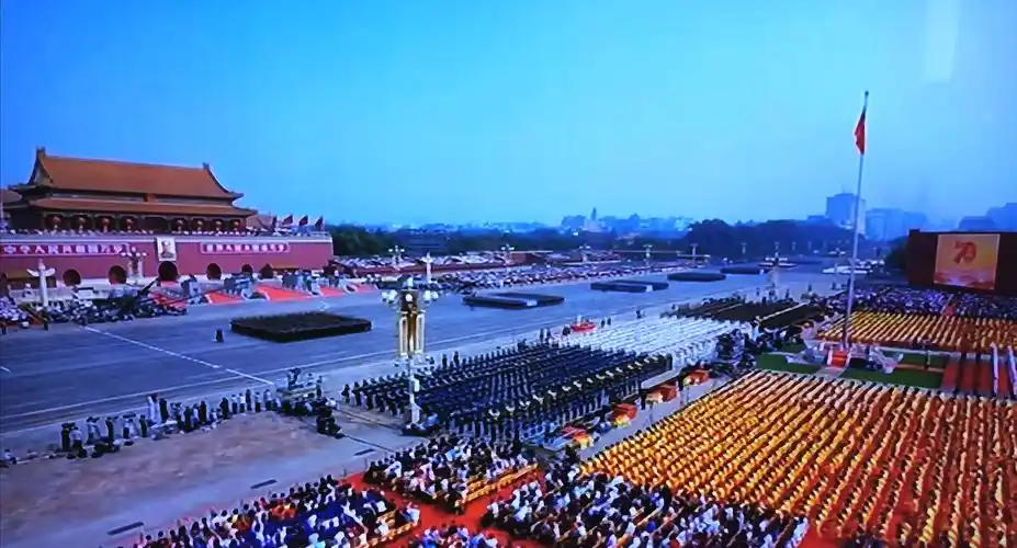 国庆阅兵分列式隆重举行.