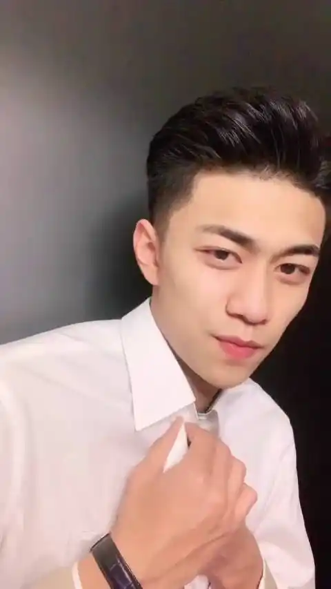 这动作太撩人了. #帅哥# 67