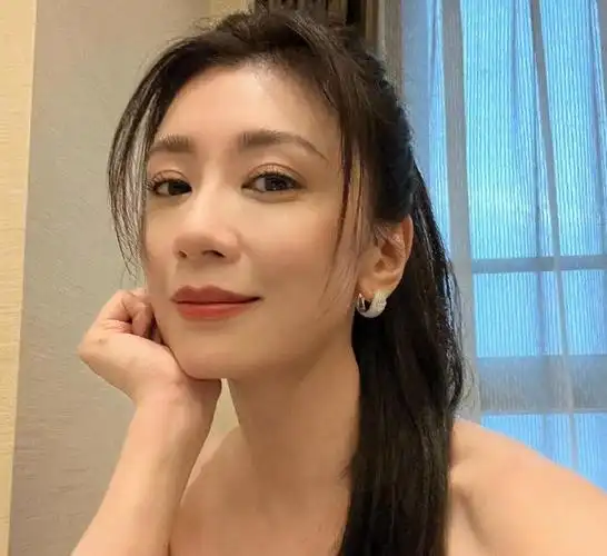 49岁贾静雯生图曝光引热议,网友:这还是我的那个赵敏公主吗?