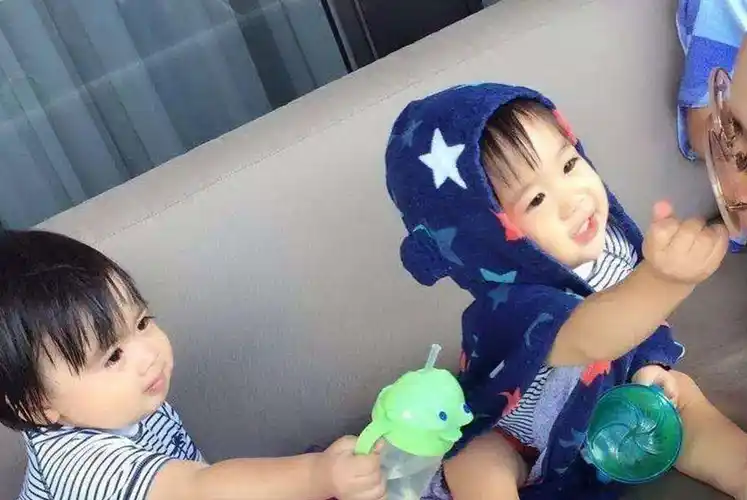 有种"妈妈"叫谢娜,别人家都给双胞胎孩子穿同款,她非得反着来