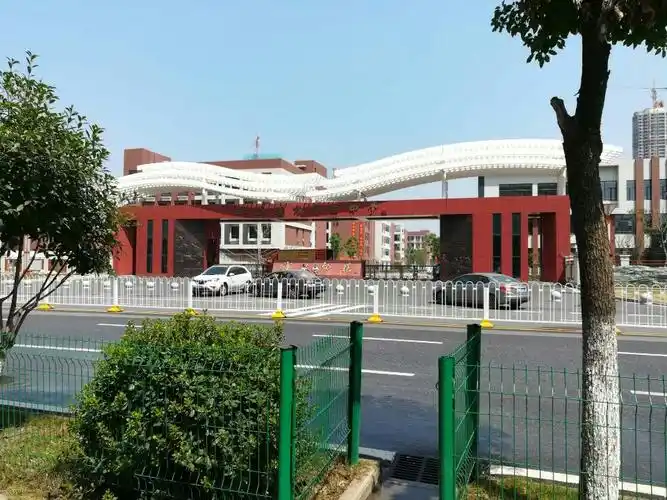 p> b>武汉市第三中学 /b>创建于1705年,解放前即是闻名全省的" a