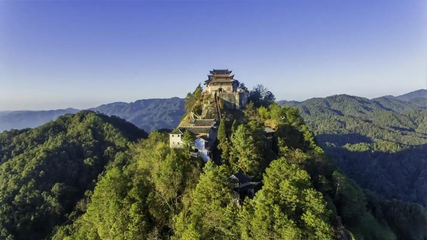 云峰山形似竹笋直刺云霄,故有"云峰"之称.