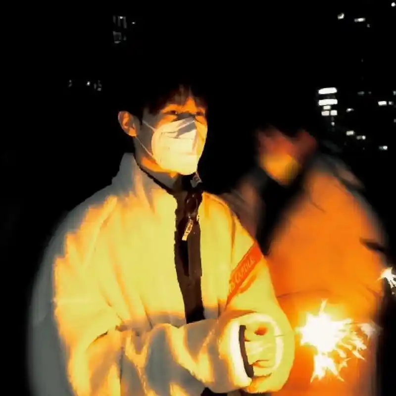 张真源氛围感头像