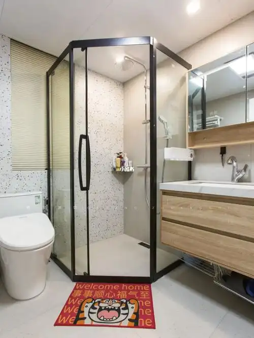 卫生间入户门沙发鱼缸