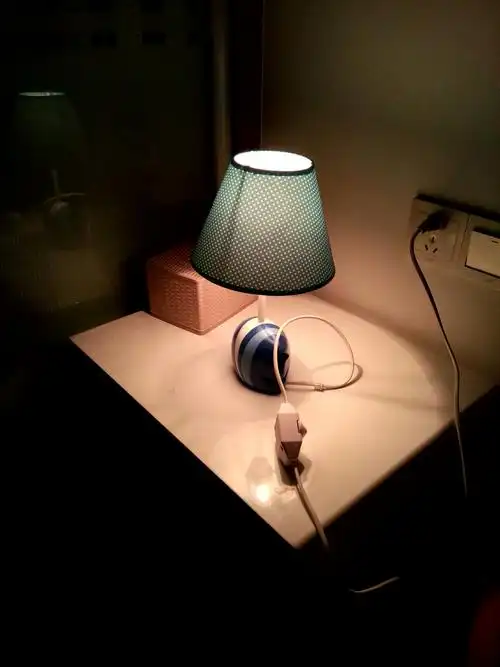 关灯之后灯一闪一闪是什么原因