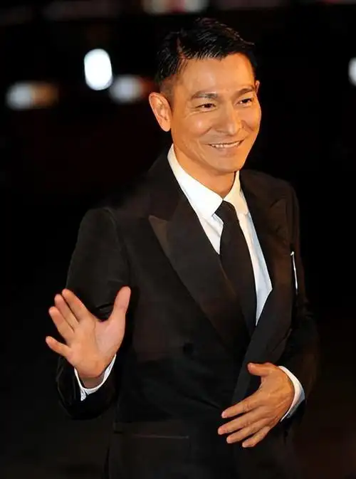 刘德华断崖式哀老白发苍苍一脸皱纹网友泪目天王该退休了