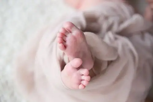 给你们看看我可爱的小脚丫!