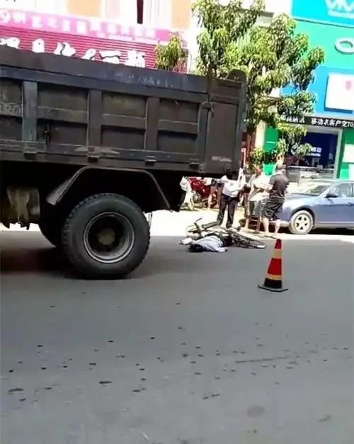 【可怕】桂林又发严重车祸,男子骑车被大货车碾压身亡,头都扁了