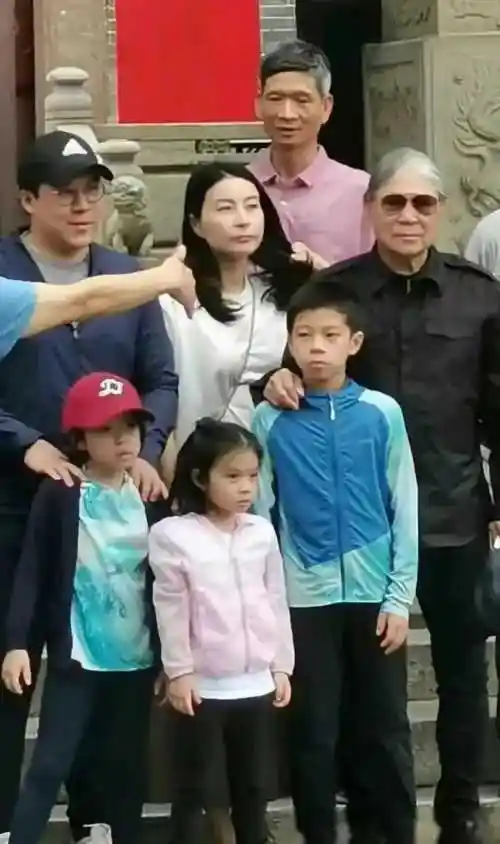 霍中妍注重防晒,父母扫墓她戴帽遮阳_霍中曦_孩子_霍中仪