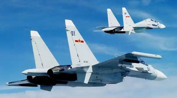 中美军机兰屿交手后,解放军歼11追击美b52到台东,美军灰头土脸