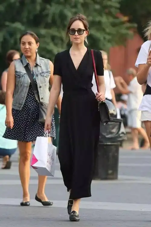 最百搭的黑色长裙,搭配黑色乐福鞋,整体色调统一,简单利落,还能穿出2