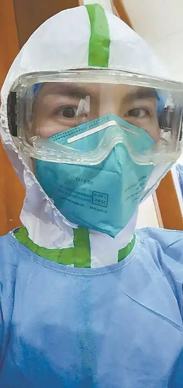 怀化市第一人民医院感染中心男护士曾何敏自拍的工作照.