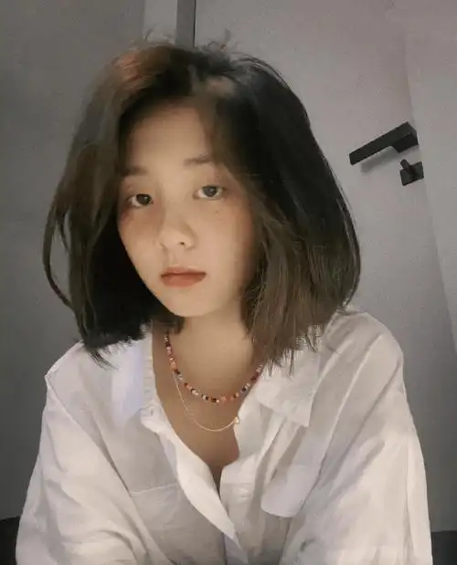 16岁女儿黄多多自拍照,白色大码衬衣,御姐范儿足