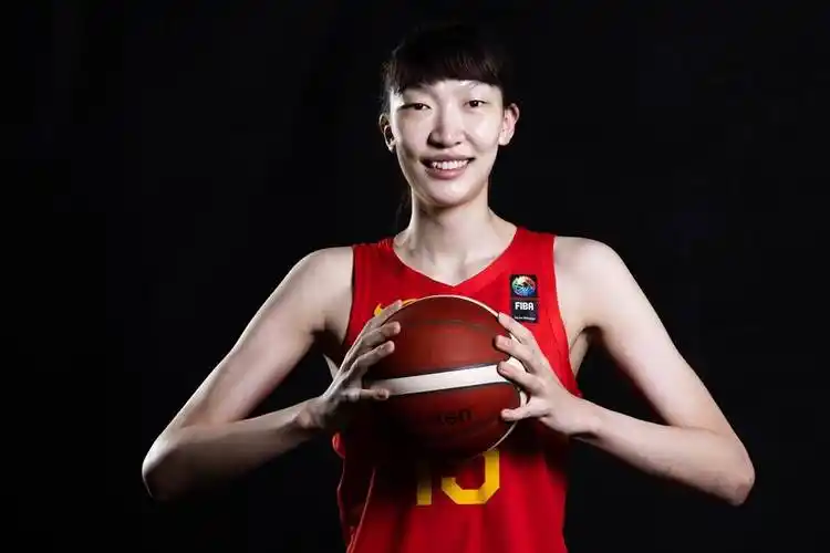 组图:女篮亚洲杯官方写真 李月汝秀可爱一面