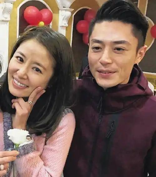 原创霍建华林心如庆祝结婚周年纪念日林心如靠老公肩膀捂脸好娇羞