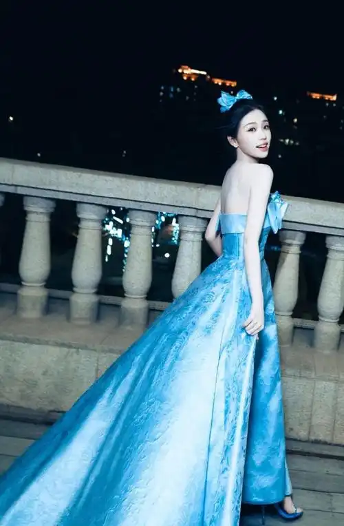 虞书欣水蓝绸缎公主裙夜景大片,露香肩秀美背,娇俏甜美!
