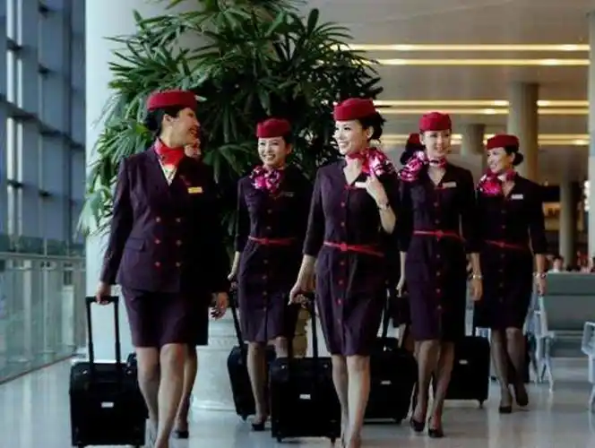 上航曾经熟悉的鲜红色工作服悄然"变身",让我们快速穿越时空隧道,踏上