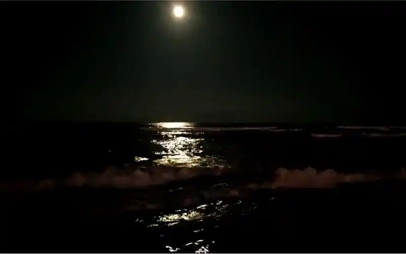 晚上的大海别具一格